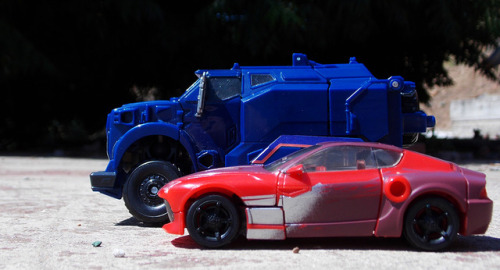 thegoddamnwordsmith: “Fight?”“Mmm, drive.” Deluxe Knock Out and AM-12 War Breakdown - Transformers: Prime 
