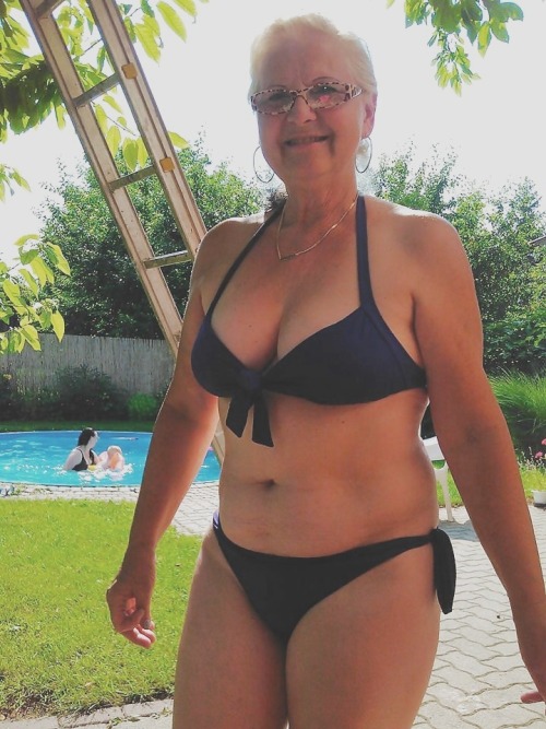 I got this great picture of my grandmother out by the pool ( five minutes later I’m in the bat