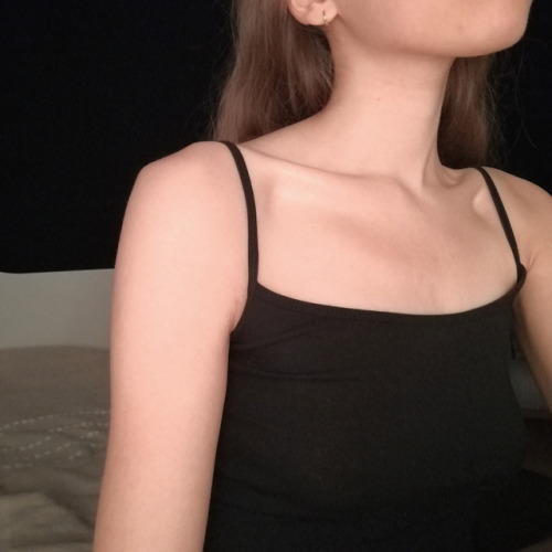 thinesque-bones:could it be possible i jUST dont have collar bones that can stick out