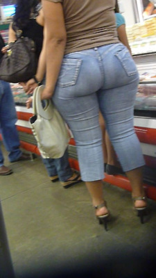legsman49:  seedatstuff:  Mexican’s like showing that ass!  Yeah