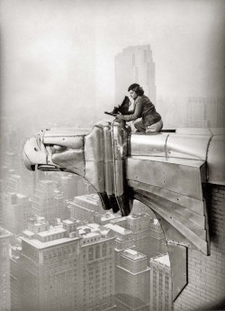 letsbuildahome-fr:  Margaret Bourke-White working at the top of the Chrysler Building, New York, New York, 1935.