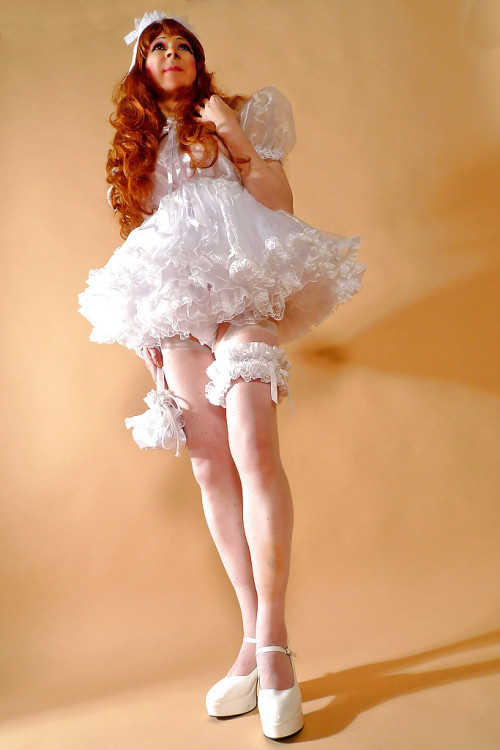 meninlipstick:  Looks like a giant sissy in tinyland. 