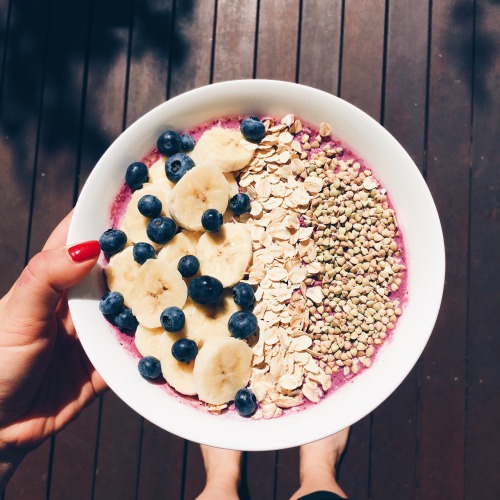 Christmas || Breakfast  Ingredients | organic rolled oats, smoothie ( almond milk , mint , mixed ber