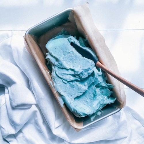 Captured a piece of the ocean and whipped up a lush @nicecream Happy Friday!〰 The recipe for this o