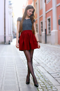 strumpfmode:  (via …help! I have nothing to wear! - fashion blog: Czarno-biała bluzka w kropki, czerwona spódniczka, czarne rajstopy i lakierowane szpilki) 