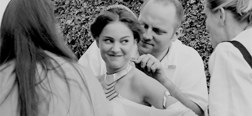 a-nakins:natalie being cute on set (◠‿◠✿)
