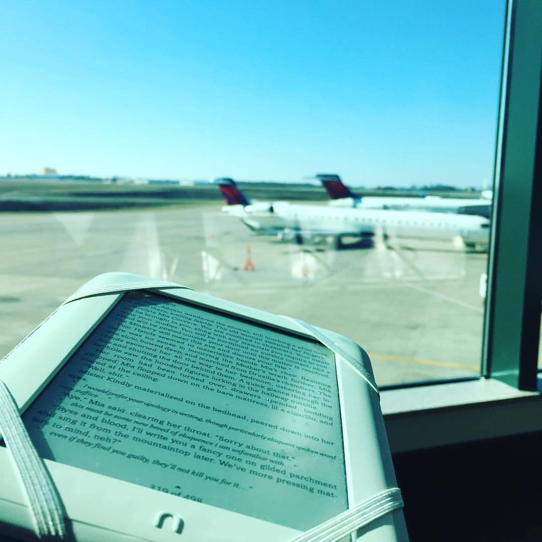 Grabbing some vitamin D and a moment of chill before getting on my plane back home.
#reading #bookphotography #ebooks #ereader #books #readinginairports #bookstagram (at Nashville International Airport)