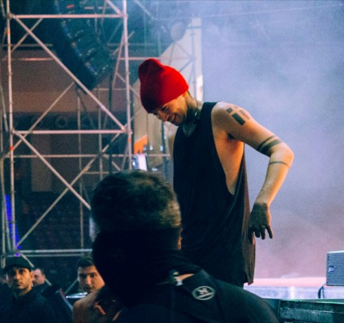 askingxalexandra:can we appreciate this moment and notice that his smile is the cutest thing I’ve ev