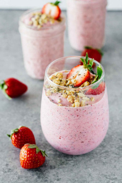 vtasty:  vTasty- Visually Tasty Food Blog Strawberry Banana Chia Seed Smoothie via Tumblr