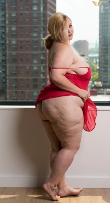 holytrashbananagoop: hardhatjim:   peterbebelle:   Grade A Heifer!   Love cellulite 