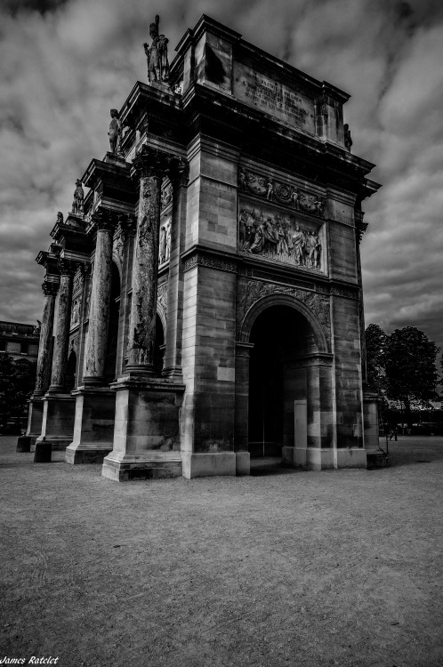 ratelet-james: James Ratelet, dans les rues de Paris, le Louvre, Paris France 49