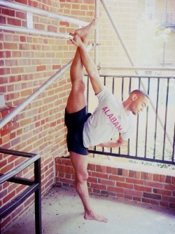 dezdance20:  dancerboys:  13-04-412  I love this picture of me! Roll tide! Follow me on twitter and Instagram for more pics at “dezdance20”