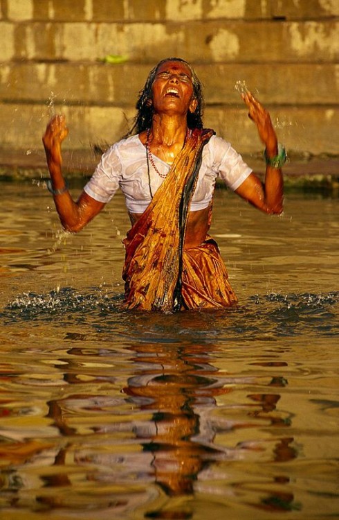 waternymphlovesdante: Around the Ganges, pilgrim women in India