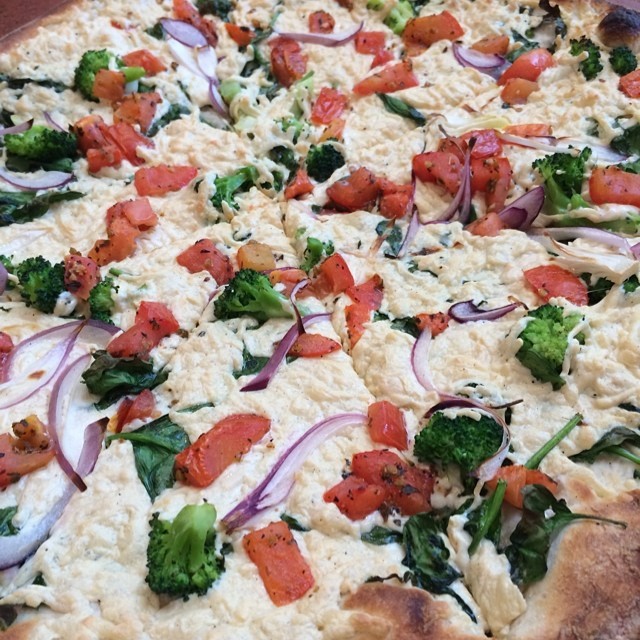 grapecatshop:  Asante pizza #vegan  (at Amici’s East Coast Pizzeria)