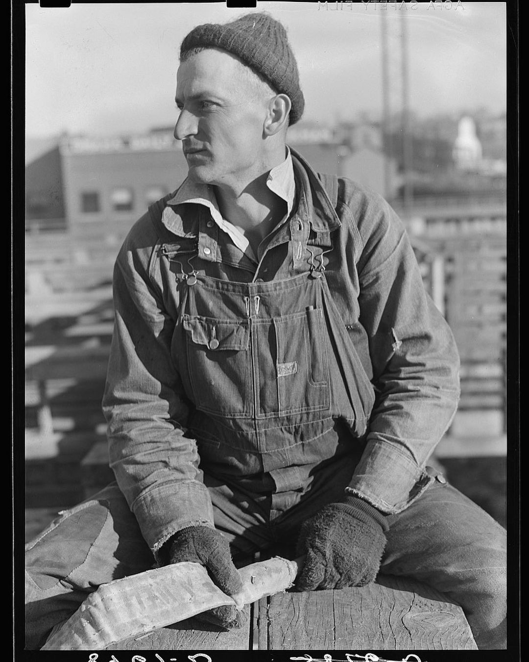 Drovers at the stickyards. South Omaha, Nebraska. John Vachon, Nov 1938
#vintagedenim #denim #vintageworkwear #vintagemenswear #vintagestyle #ruggedstyle #vintagephotography (at Omaha,...