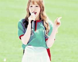 wendy singing something kinda crazy.