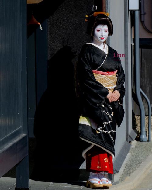 Geiko Umehina in front of her okiya(SOURCE)