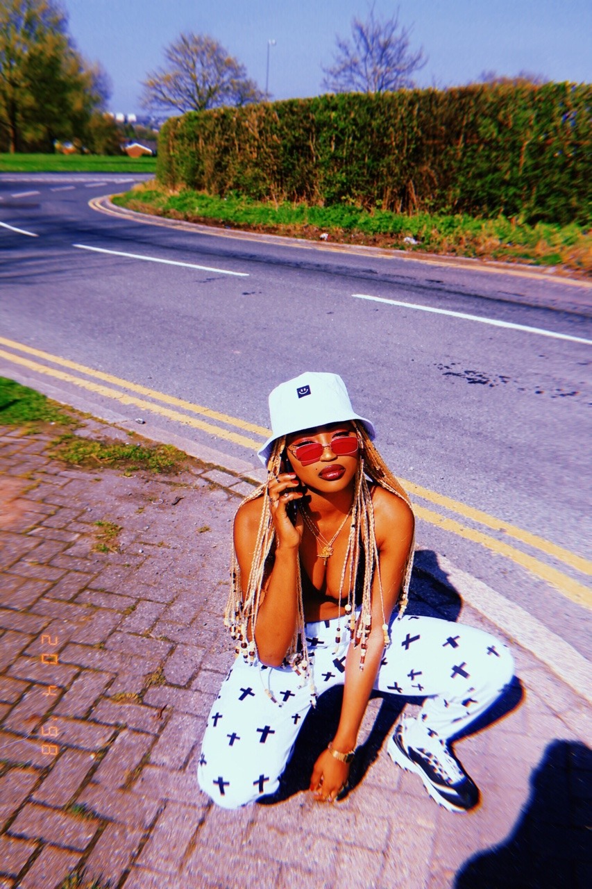 claireitis:  Girls just wanna have sun 🌞🦋💖✨🌹