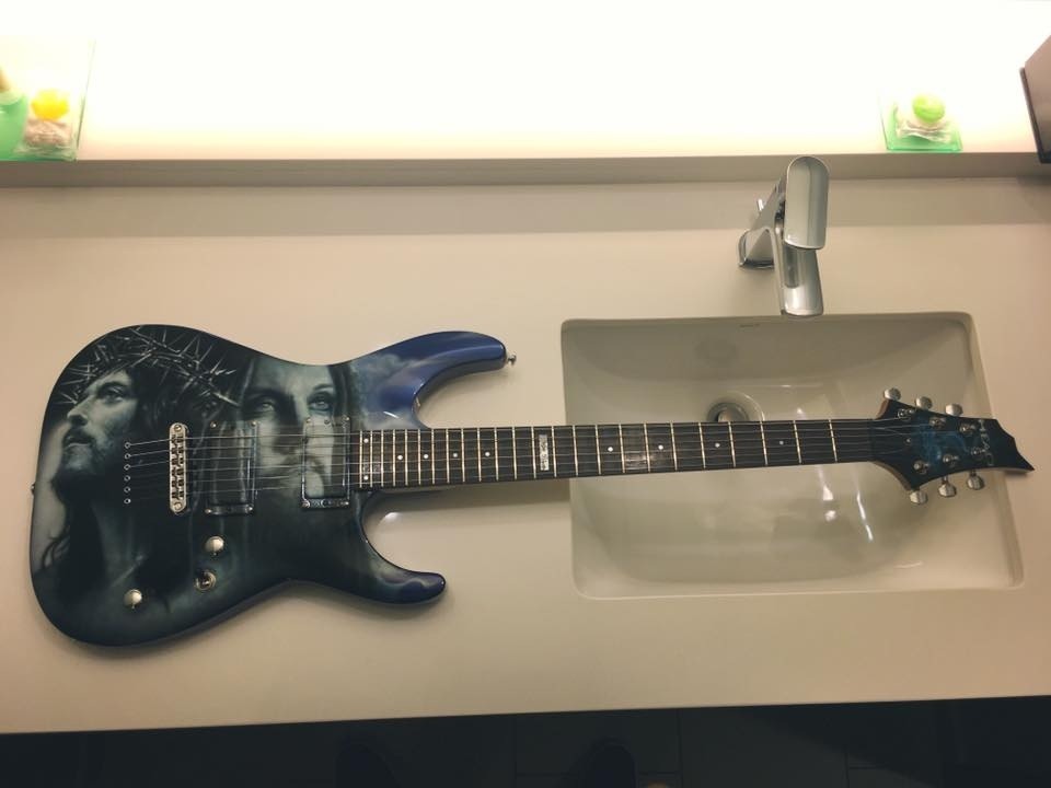 Heads new guitar