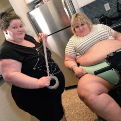 bigbellybabe-b3:  misswhitneymorgan:  #bts #force #feeding #gaining #fat #fetish #scooterforyourtooter @MaliceBBW @hotfattygirl   So yummy