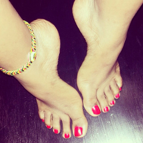 luv4hertoes: footer:  Red #arches #toes #teamprettyfeet #feetlovers #feetporn #footishnation #footfe