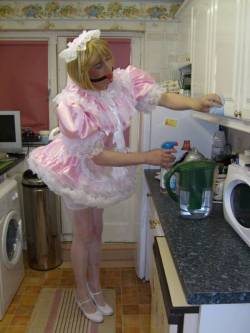 sissyboicumslut:  Kitchen sissy maid. (Isn’t she lovely) 