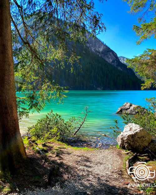 Lago di Braies - Italy (by Anna Jewels (@earthpeek)) https://www.instagram.com/earthpeek/ 
