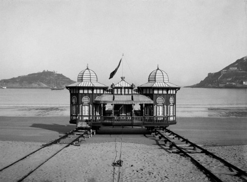 livesunique:  The Mobile Bathing House of King Alfonso XIII of Spain,  San Sebastián, Spain, 1908