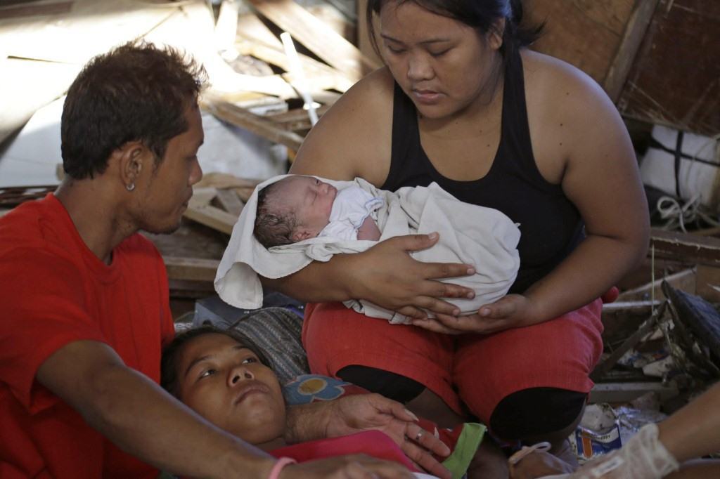 Bebé milagro: Emily Sagalis, de 21 años, dio a luz a una niña este lunes en un improvisado centro médico levantado en las instalaciones de un aeropuerto destruido por el tifón, que ha causado la muerte de al menos 10.000 personas. (AP)