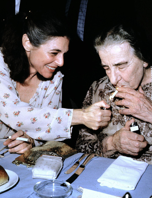 Anne Bancroft with Golda Meir, 1977. 