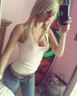 sexyiphonepics:  Sexy iphone Pics of Real Women, Check this babe out!