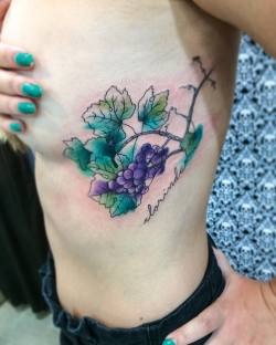 Un tatuaje a esta guapa! Buen aguante! Y full buena vibra @leniscasanova #tattoo #tatuaje #tatu #ink #uva #uvas #acuarelas #acuarela #watercolor #costillas #girl #venezuela #lara #barquisimeto #lettering #letras #morado #grape #grapes #hojas #colombia