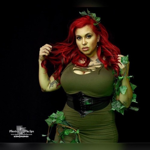 Teaser of what’s coming down the line from Dahlia @dmtsweetpoison as she works it as Poison Ivy #dccomics #cosplaygirl #cosplay #poisonivy  #poisonivycosplay #photosbyphelps #covermodel #latina