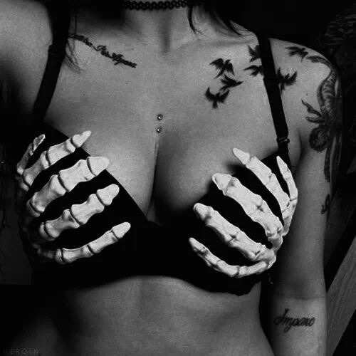 colourless-achroous:  black and white blog, I follow back similar! 