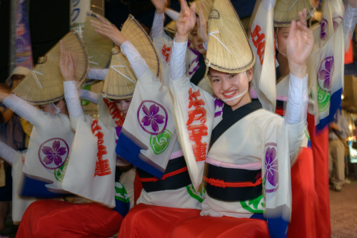 A beautiful dancer from Edokko-ren shows off her infectious smile.