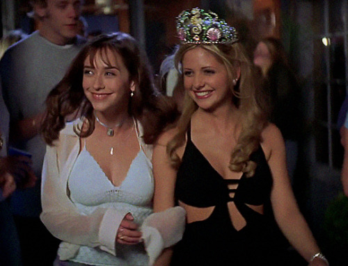 uspiria:Jennifer Love Hewitt and Sarah Michelle Gellar in I Know What You Did Last Summer (1997) dir
