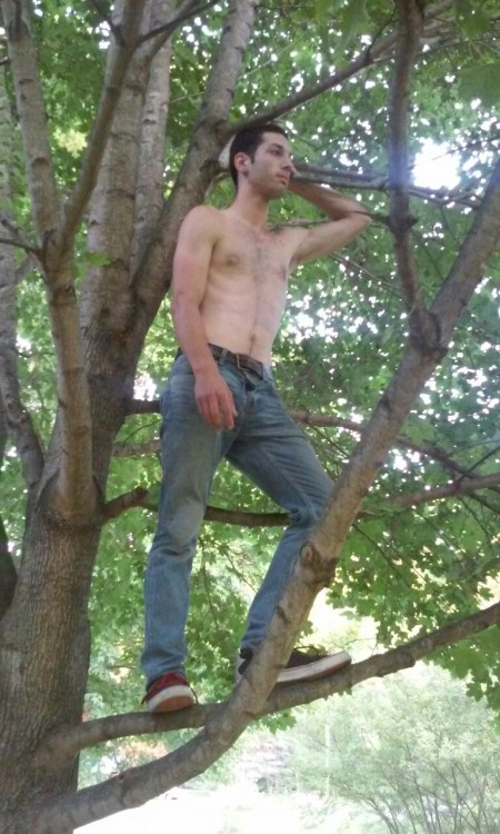 flynn2392:  Posing in a tree and not diapered (sadly) but tell ne what you think ad follow for a follow.  Looking so handsome in those jeans. Would have loved to have seen you forget your weren’t diapered and watch you pee in those pants.