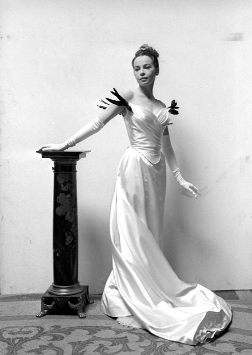 costumeloverz71: Gigi (Leslie Caron) White dinner dress… Gigi (1958).. Costume by Cecil Beato