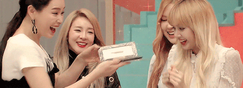 chaerining:whenever I buy a new makeup palette 