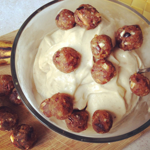 onehappyvegan:  Raw Cookie Dough Ice Cream! One of my favorite things I’ve made yet. And shockingly simple! Ice Cream: 5 frozen bananas Cookie Dough Bites 6 dates ¼ cup soaked raw almonds 1 tsp coconut oil 1 tbs cacao nibs pinch cinnamon pinch