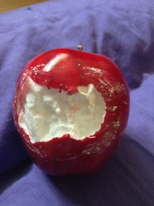 ihategardenfruit: shjtty: my stepsister thought this apple was real and she took a few bites before 