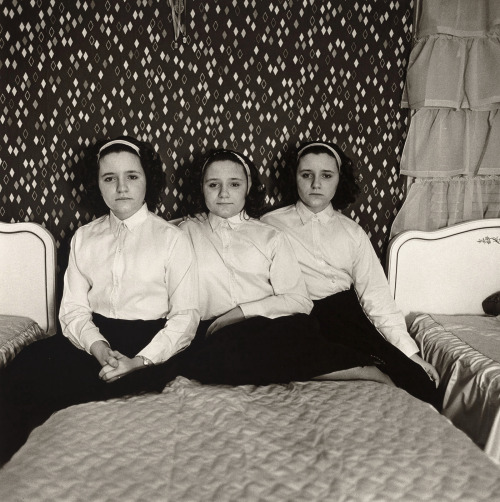 joeinct:Triplets in their Bedroom, New Jersey, Photo by Diane Arbus, 1963