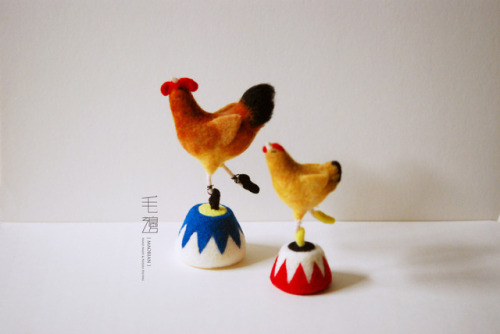  ▋Dancing Chickens Sculpture－ cock： approximately 8 x 6 x 16 cm－ hen： approximately 6 x 5 x 11 c