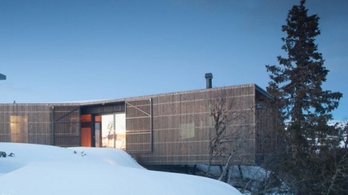 goodwoodwould: Good wood - Pine louvres cover the glazed sides of this beautiful cabin by Oslo studi