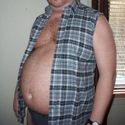 keepembloated:  lbgainer:  Beer Belly  I want to feed him and add to his belly circumference. 