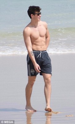 Shawnmendesupdates:october 29: Shawn Mendes Visits Bondi Beach In Sydney, Australia.