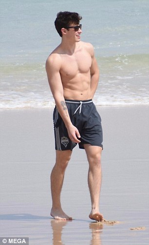 shawnmendesupdates:OCTOBER 29: Shawn Mendes visits Bondi Beach in Sydney, Australia. (MQ)