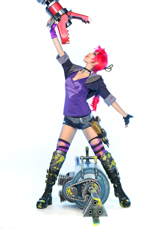 league-of-legends-sexy-girls:  Jinx Cosplay