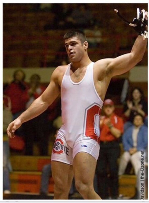 tallguyswithsmalldicks:That bulge is everything!!! Wrestler bulges give me life.