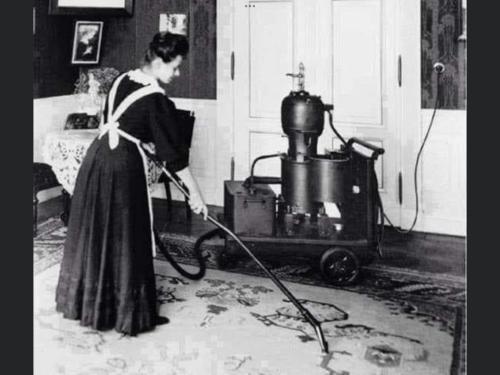 blondebrainpower:Using a Siemens vacuum cleaner in 1906 weight of 147 kg/324.08 lbs